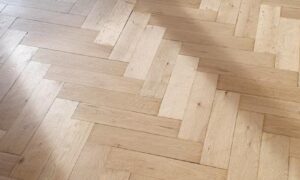 Ponçage et vernissage d’un magnifique parquet à bâton rompu en chêne : après travaux