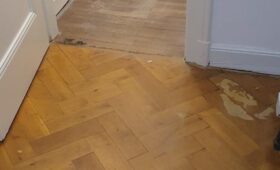 Ponçage et vernissage d’un magnifique parquet à bâton rompu en chêne : avant travaux