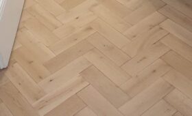 Ponçage et vernissage d’un magnifique parquet à bâton rompu en chêne : pendant les travaux