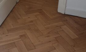 Ponçage et vernissage d’un magnifique parquet à bâton rompu en chêne : après travaux