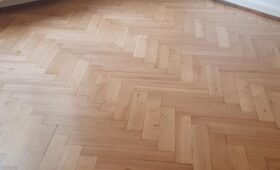 Ponçage et vernissage d’un magnifique parquet à bâton rompu en chêne : après travaux