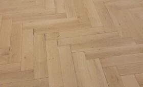 Ponçage et vernissage d’un magnifique parquet à bâton rompu en chêne : pendant les travaux